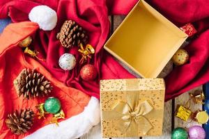 vue de dessus de la décoration de noël sur la table. photo