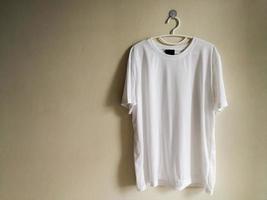 t-shirt blanc accroché au mur. photo