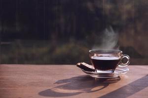 tasse de café sur la table à l'intérieur de la fenêtre, pause café le matin avec la lumière du soleil, concepts relaxants et rafraîchissants.