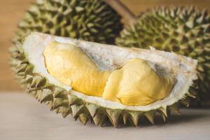 roi des fruits, durian sur fond en bois. photo
