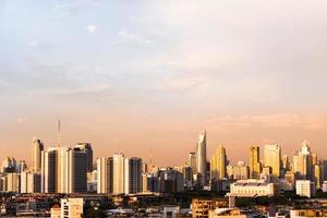 bâtiment moderne dans le quartier des affaires de la ville de bangkok, en thaïlande. photo