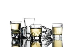 collage de verres avec de l'alcool sur fond blanc. photo