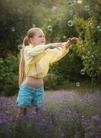 belle petite fille dans un champ de lavande. photo