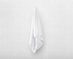 serviettes blanches sur cintre dans la salle de bain des toilettes photo