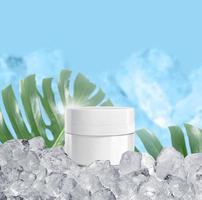 crème blanchissante dans un emballage de base sphérique blanc brillant avec des glaçons sur fond bleu et des plantes tropicales, pour les publicités cosmétiques