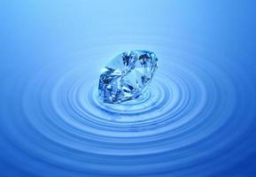 diamant bleu sur l'eau ridée avec réflexion photo