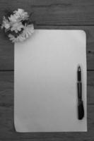 une feuille de papier avec un stylo sur un bureau en bois, effet de filtre. photo