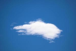 nuage blanc sur ciel bleu en plein jour photo