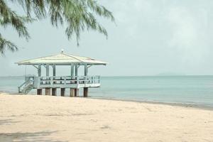 Pavillon sur la plage de Laem Singh province de Chantaburi, Thaïlande photo