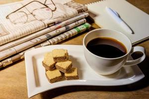 tasse à café avec journal photo