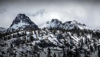 une chaîne de montagnes enneigées dans la magnifique forêt nationale de tahoe dans le nord de la californie. photo