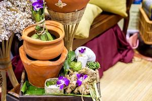 gros plan d'herbe thaïlandaise avec pot en argile pour faire bouillir pour le massage dans la boutique de spa thaïlandaise. photo