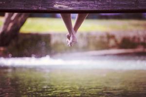 personnes assises sur un pont en bois photo