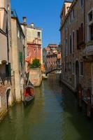 bateaux naviguant dans les canaux de venise photo