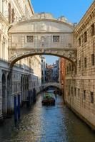 bateaux naviguant dans les canaux de venise photo