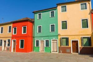 maisons colorées de l'île de burano photo