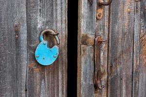 vieux bleu cadenas déverrouillé rouillé sur porte en bois photo