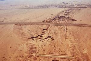 vue aérienne de la route dans un désert photo