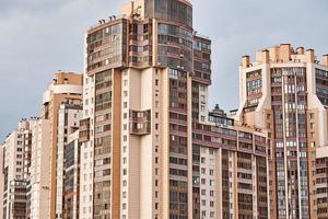 vue d'un bâtiment moderne dans un paysage urbain photo