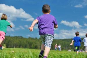 groupe d'enfants heureux s'amuser dans la nature photo