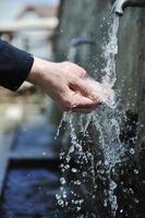 eau fraîche de montagne tombant sur les mains photo