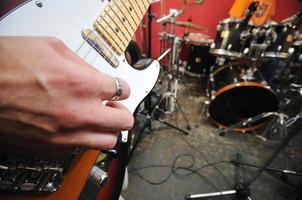 un groupe de musique s'entraîne dans un garage photo