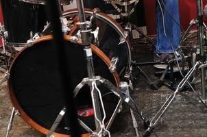 un groupe de musique s'entraîne dans un garage photo