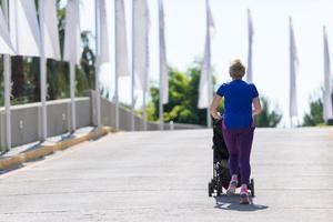 maman avec bébé poussette jogging photo