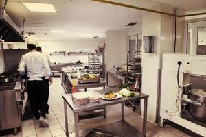 cuisiniers d'équipe et chefs préparant des repas photo