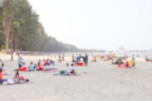 beaucoup de gens sur la plage, arrière-plan flou photo