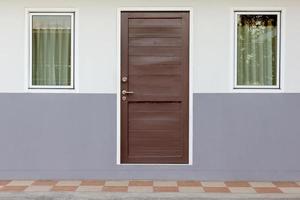 porte en bois marron avec fenêtre blanche photo