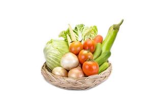 divers légumes frais sur le panier. photo