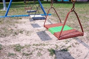 balançoires à chaînes dans une aire de jeux pour enfants photo