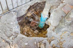 fuites d'eau des tuyaux bleus souterrains. photo