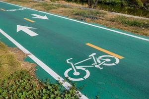 symbole de vélo sur la rue de la ville photo