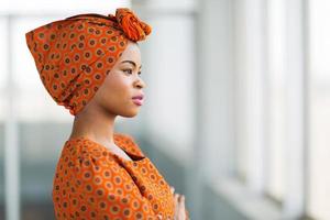 femme d'affaires africaine portant des vêtements traditionnels photo