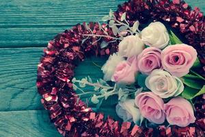 rose avec décoration de coeur de guirlande, effet de filtre. photo