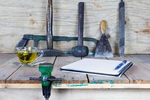 l'étau à serrer avec un bureau en bois, mise au point sélectionnée photo