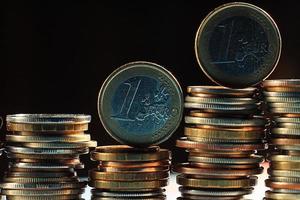 Des piles de pièces concept dollars dollar euro dollar change rate economics photo