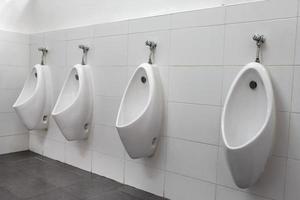 urinoirs hommes dans les toilettes publiques photo