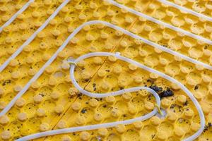 installation de chauffage au sol jaune avec des tuyaux blancs photo