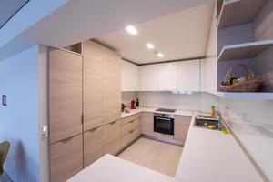 intérieur de cuisine propre et lumineux moderne photo