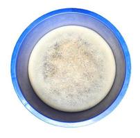 la surface des bulles ou des mousses recouvre l'eau sale. dans un récipient bleu isolé.