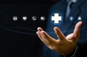 main d'homme tenant des icônes de soins de santé médicaux virtuels avec connexion au réseau médical.assurance commerciale. photo
