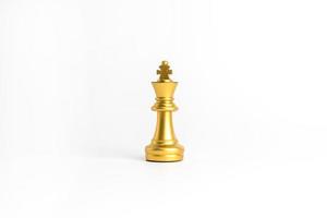 jeu d'échecs or isolé sur fond blanc.