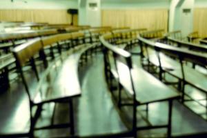 banc de flou abstrait dans l'auditorium, style effet vintage photo