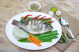 poisson nilotica cuit à la vapeur, poisson cuit à la vapeur à la thaïlandaise avec légumes photo