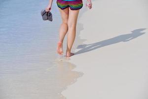 beau gril sur la plage s'amuser photo