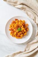 macaroni à la sauce tomate et émincé de porc photo