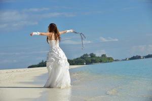 mariée asiatique sur la plage photo